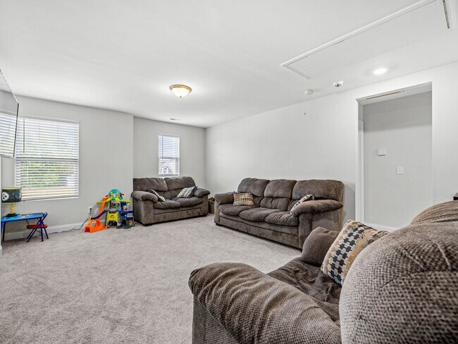 Building Photo - Towne Pointe Community