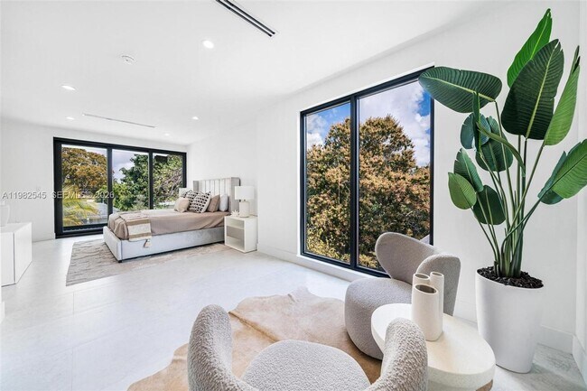 Building Photo - 2937 SW 21st St