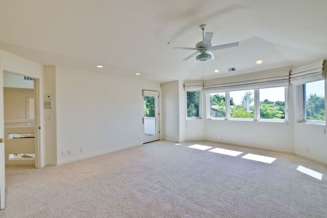 Building Photo - Large 3,767 sqft home on a 10,000 sqft lot- 2 bed located on 1st floor w/ separate entrance - Top...