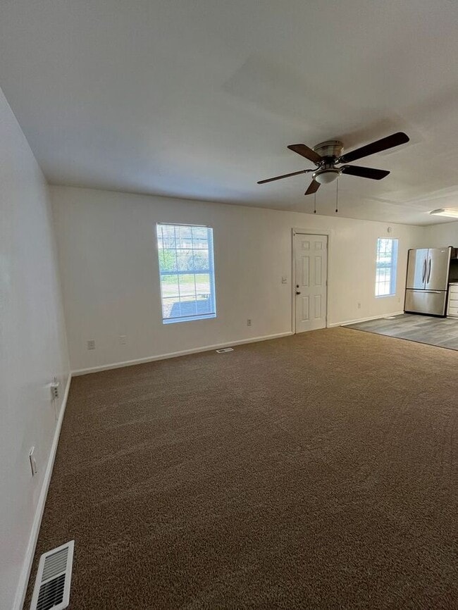 Building Photo - Spacious 4-Bedroom Duplex with Modern Amen...