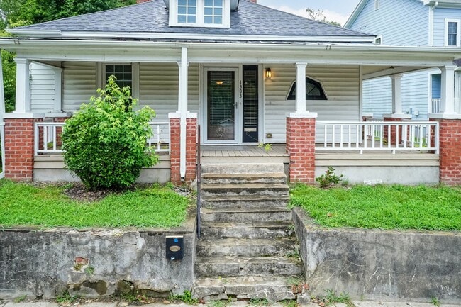 Building Photo - Charming Three Bedroom Home!