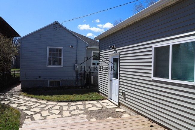 Building Photo - 3 Bedroom Single Family Home in SE Rochest...