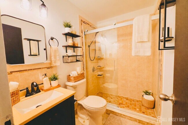 Building Photo - 20 Lake Ave