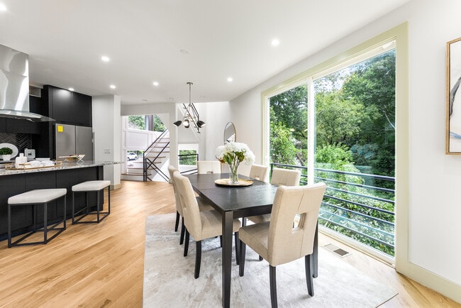 Building Photo - 335 Eureka Dr NE