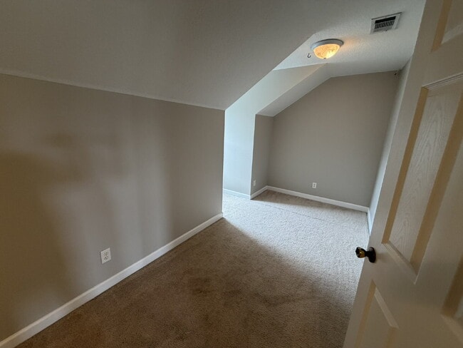 Building Photo - Town House For Rent
