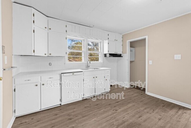 Building Photo - 2421 Circle Dr