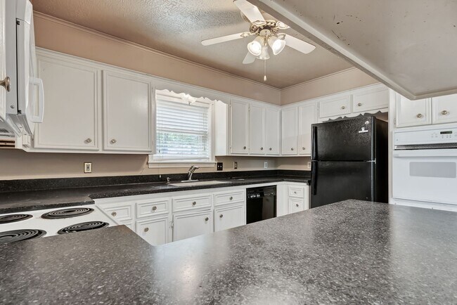 Building Photo - END OF JULY MOVE IN!!  Spacious 4 Bedroom 2 Bathroom Home with Huge Yard!