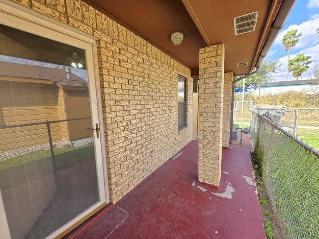 Building Photo - COZY 2BD/1.5BTH/1GAR home in Harlingen at an affordable price!