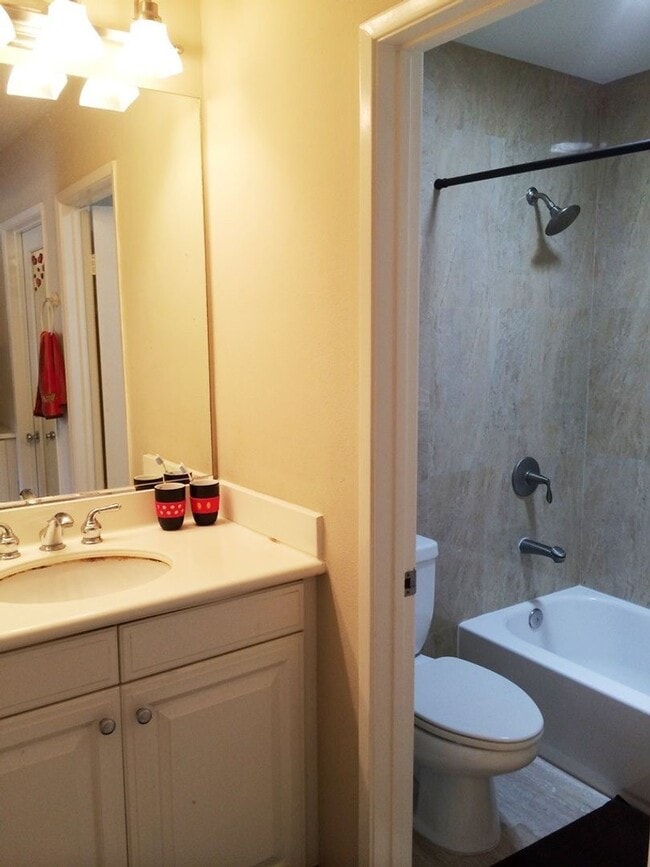 Building Photo - 2 Bedroom, 2.5 bath DETACHED condo in Oak ...