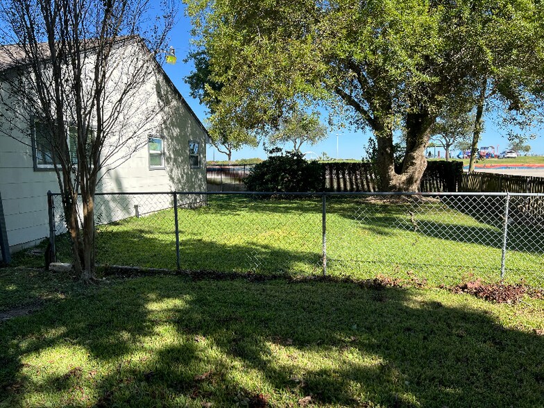 Building Photo - 1 10th Ave N