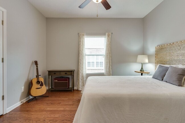 Building Photo - 3 Bed, 2 Bath One Level Home w/ Hardwood T...