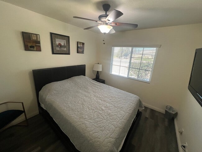 Building Photo - Spacious 4-Bedroom Home in Desirable Apple Valley Neighborhood