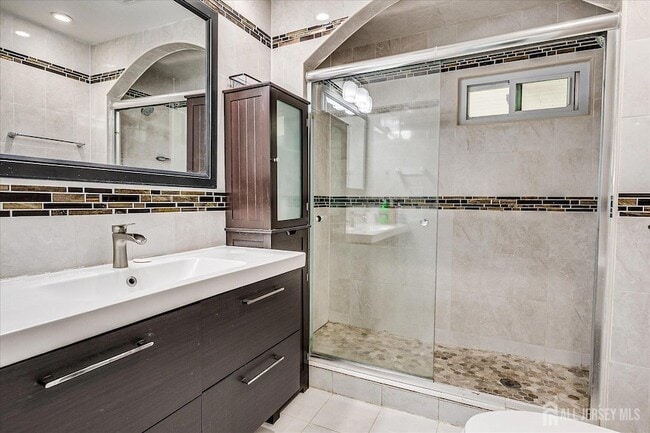 Building Photo - 14 Linden St