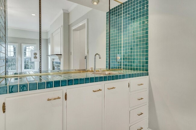 Building Photo - 3-BEDROOM IN ALAMO HEIGHTS W/ POOL