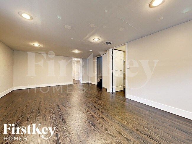 Building Photo - 1315 NE 203rd St