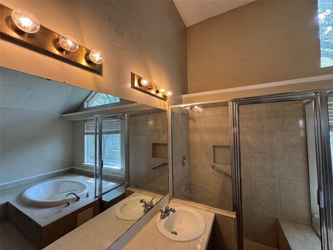 Building Photo - 1511 Ridgebriar Dr