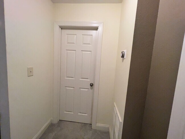 Building Photo - Spacious home with large yard & Detached G...