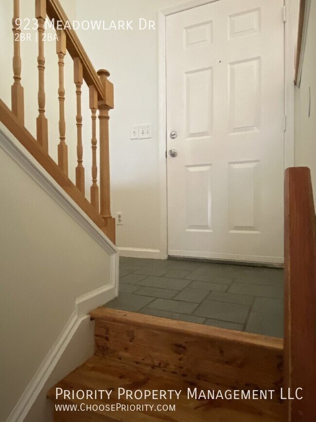 Building Photo - 923 Meadowlark Dr