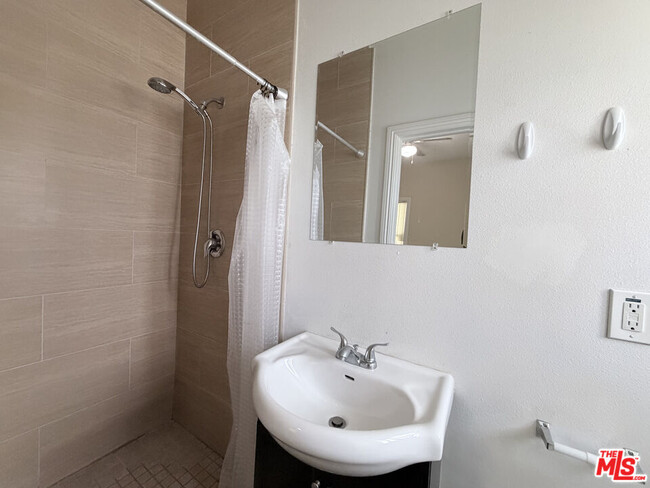 Building Photo - 1254 W 37th Dr