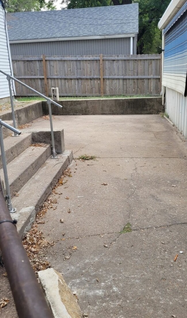 Building Photo - 903 S Rutan St