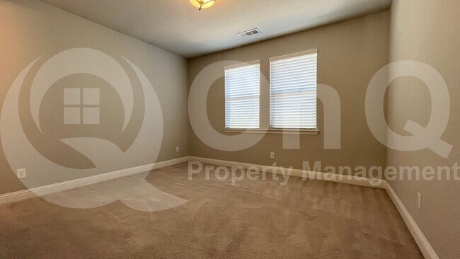 Building Photo - 7005 Golf Club Dr