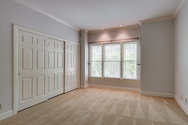 Building Photo - 218 Boxmere Pl
