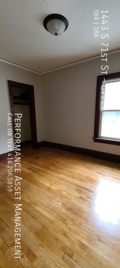 Building Photo - Cozy 3BR unit in West Allis