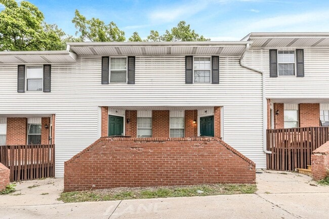 Building Photo - 3 Bed 2 bath Townhome