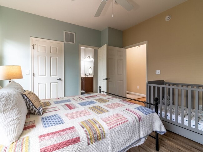 Building Photo - YEAR-ROUND - UNFURNISHED - CONDO  - WOODS ...