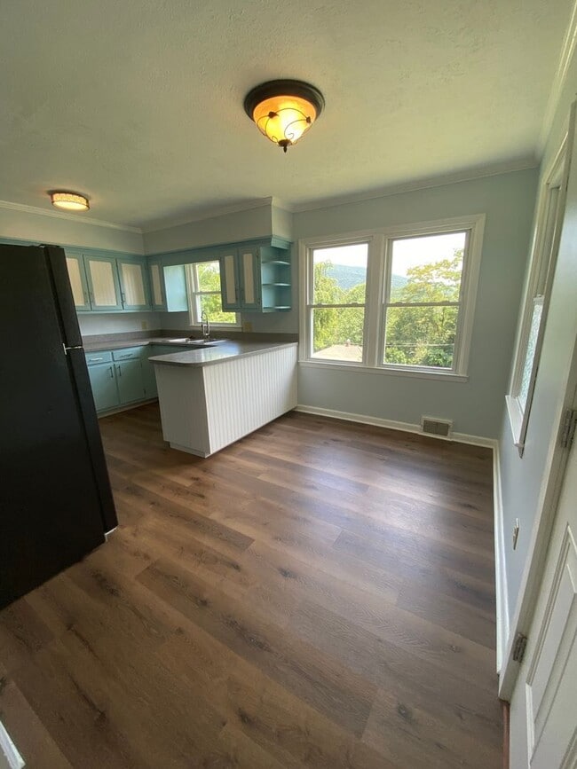 Building Photo - Downtown West Jefferson Living – 3BR Home with Deck & Carport