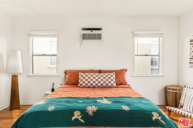 Building Photo - 329 S Reeves Dr