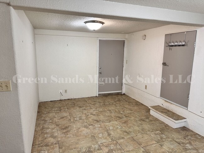 Building Photo - 597 Kinoole St