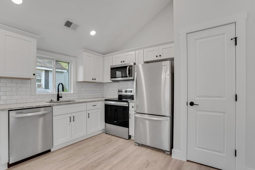 Building Photo - 1128 Rosehill Dr