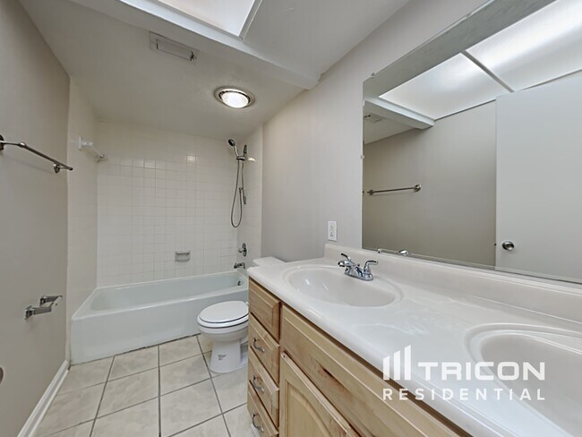 Building Photo - 1003 Meadow Ln