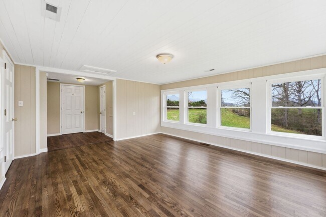 Building Photo - $1,800 - 3 Bedroom 3 Bathroom Unfurnished Home Just Outside Franklin