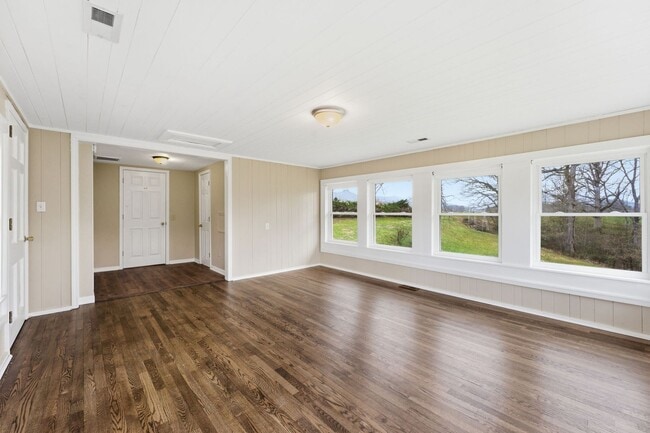 Building Photo - $1,900 - 3 Bedroom 3 Bathroom Unfurnished Home Just Outside Franklin