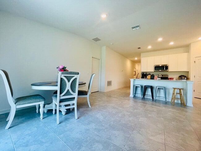 Building Photo - 639 Daring Dr