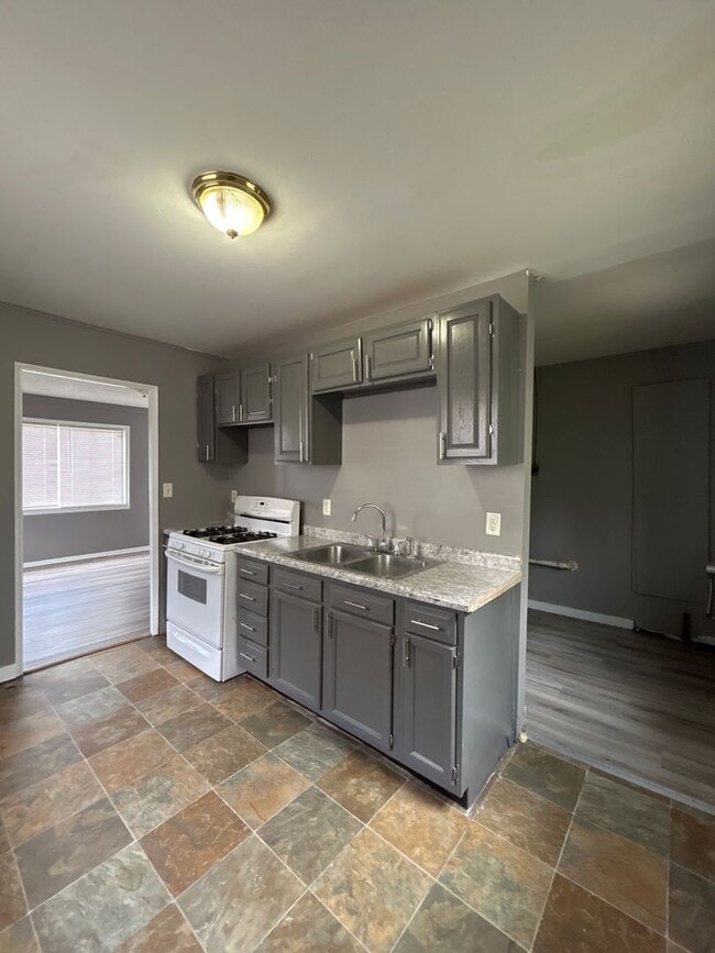 Building Photo - Updated 2-Bedroom, 1-Bathroom Home in Sout...