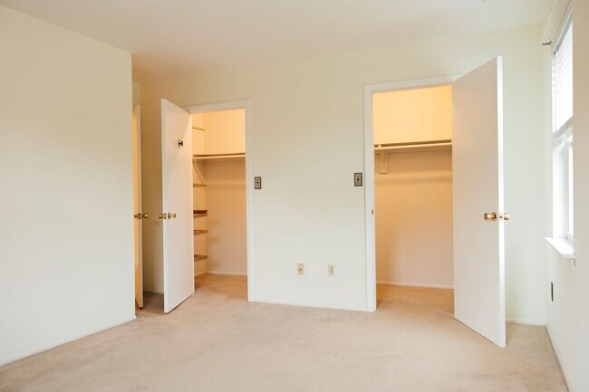 Building Photo - 1304 Normandy Ct