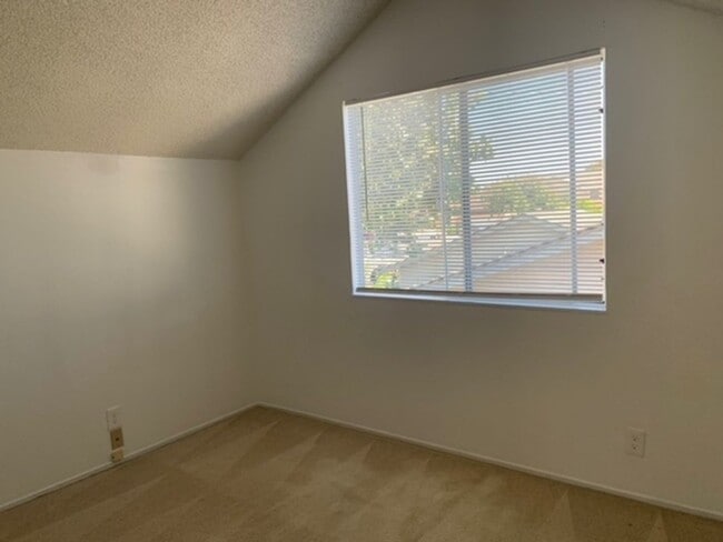 Building Photo - 4 Bed/2 Bath Spacious Home with Big Backyard and New Laminate & Carpet - Union City