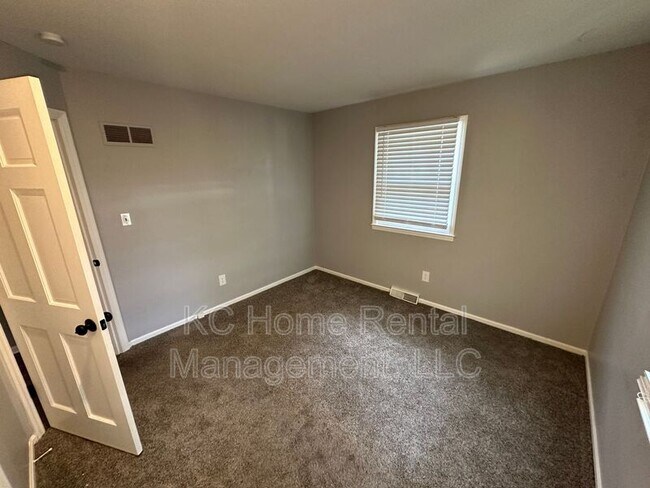 Building Photo - 209 NW Highland Ln