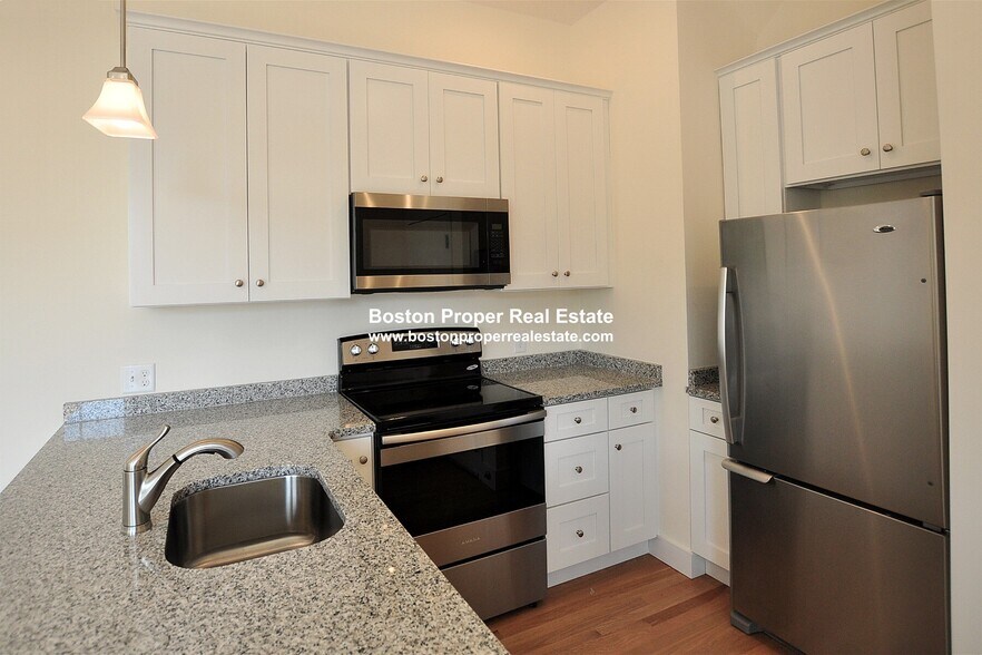 Building Photo - 877 Beacon St