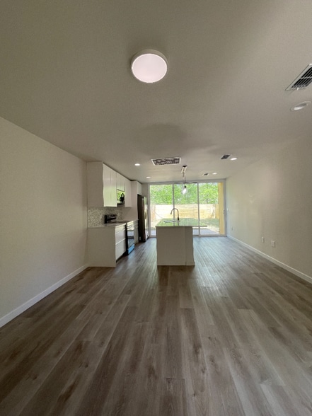 Building Photo - 605 E 7th St