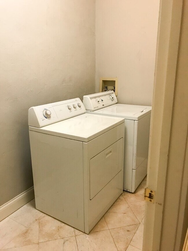 Building Photo - Upscale Luxury Downtown Apartment