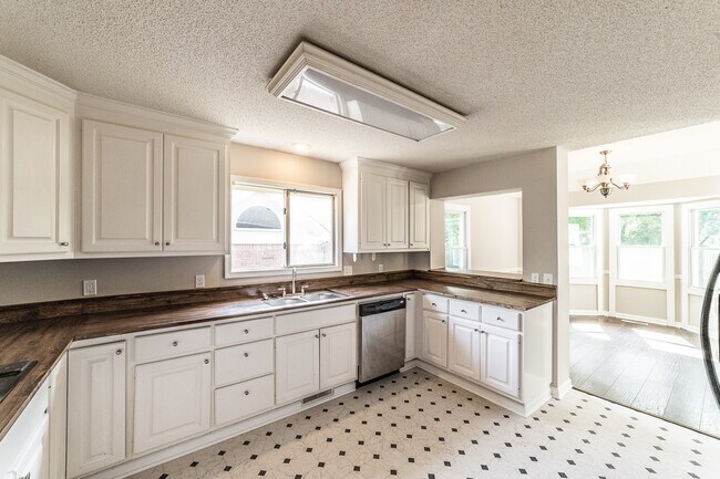 Building Photo - 2014 Fairway Hills Dr