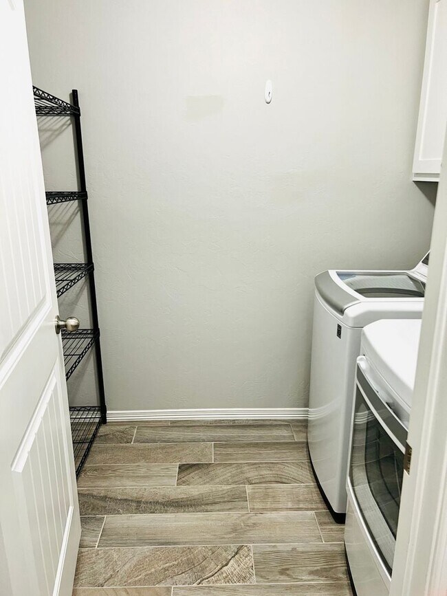 Building Photo - Beautiful 3BD 2BA w/ Bonus Room Located in Edmond's Falls at Vista Ln Addition!!