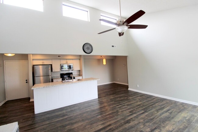 Building Photo - Remodeled Condo with amazing Mountain View...