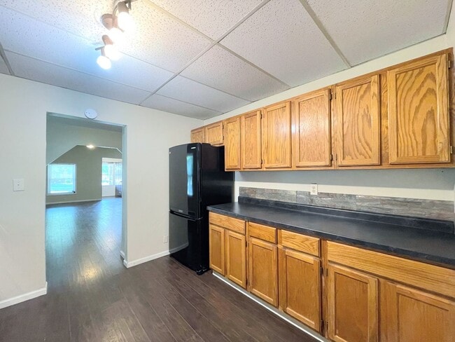 Building Photo - Spacious 3-Bedroom, 1.5 Bathroom Home