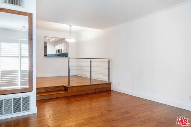Building Photo - 6638 Clybourn Ave