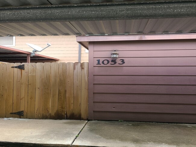 Building Photo - 1053 Willow Oaks Cir